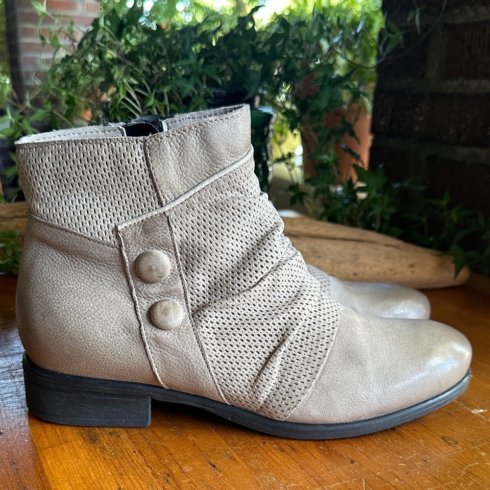 Miz Mooz Sallie pebble/taupe leather ankle boot w/decorative buttons.Sz US 9-9.5